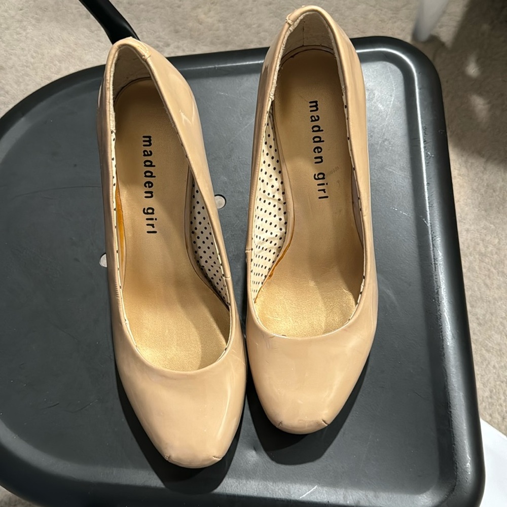 New Patent leather nude heels size 6